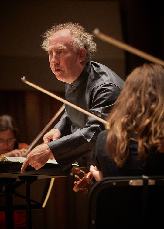 Jeffrey Kahane conducts an orchestra